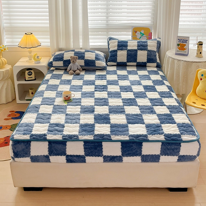 91家纺网 家纺一手货源 找家纺 叠派家纺 2024款秋冬北极绒加厚夹棉床笠三件套印花泰迪绒床垫保护罩-格子系列 蓝