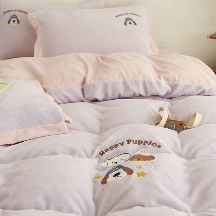 91家纺网 家纺一手货源 找家纺 大渔生活 2025新款高克重卡通牛奶绒刺绣四件套--耶耶狗 耶耶狗-紫