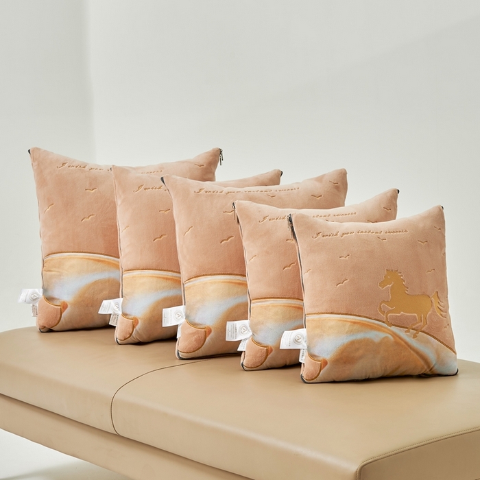 91家纺网 家纺一手货源 找家纺 照世家纺 2024新款牛奶绒策马奔腾抱枕被系列（控价72、92、139、169、219） 驼色