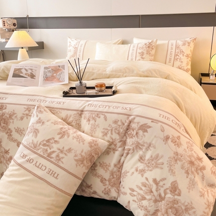 91家纺网 家纺一手货源 找家纺 （总）麦空家居 2025新款220克高克重数码印花拼接牛奶绒四件套-花园里