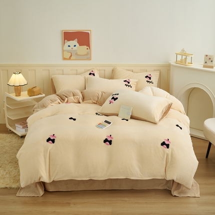 91家纺网 家纺一手货源 找家纺 鑫琪莱家纺 2024新款卡通毛巾绣牛奶绒四件套 平安果-米黄香槟