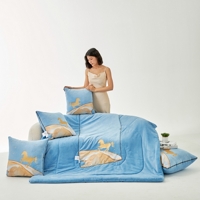 91家纺网 家纺一手货源 找家纺 照世家纺 2024新款牛奶绒策马奔腾抱枕被系列（控价72、92、139、169、219） 天空蓝