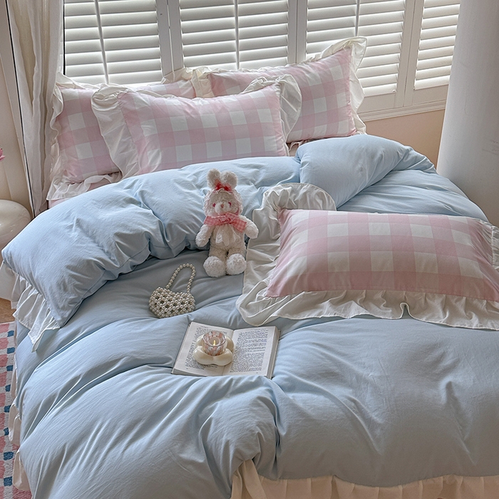 91家纺网 家纺一手货源 找家纺 桃心家居 2024新款A类亲肤舒适软糯云柔水洗棉化纤韩版奶油格子撞色水洗棉系列四件套 水洗棉花边-H蓝蓝粉大格