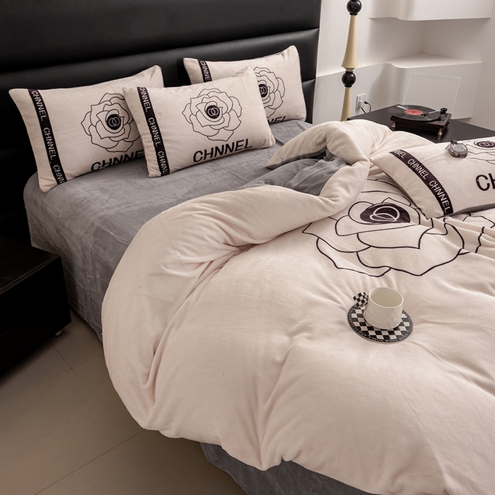 91家纺网 家纺一手货源 找家纺 摩卡（乐趣） 2024新款高克重牛奶绒大版印花四件套 山茶花