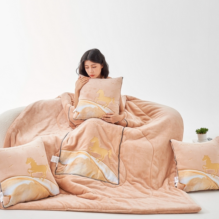 91家纺网 家纺一手货源 找家纺 照世家纺 2024新款牛奶绒策马奔腾抱枕被系列（控价72、92、139、169、219） 驼色