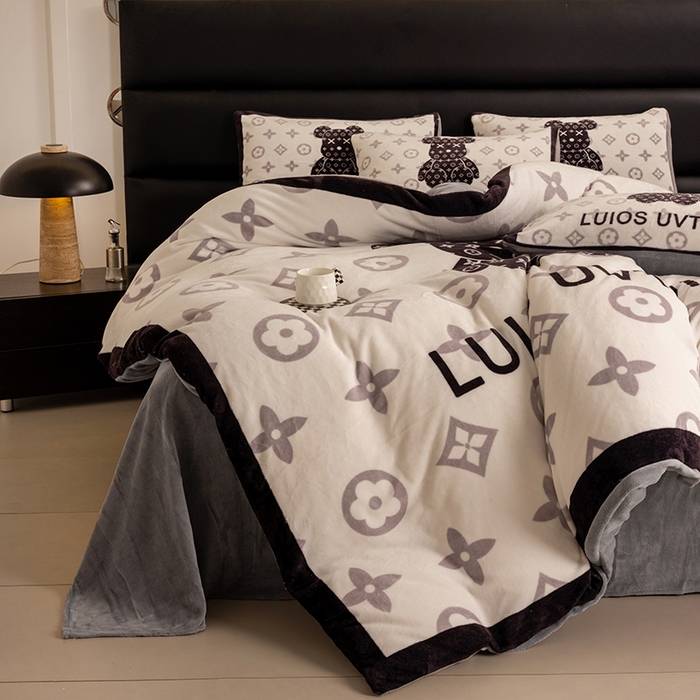 91家纺网 家纺一手货源 找家纺 摩卡（乐趣） 2024新款高克重牛奶绒大版印花四件套 熊仔白