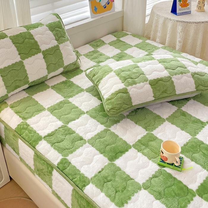 91家纺网 家纺一手货源 找家纺 叠派家纺 2024款秋冬北极绒加厚夹棉床笠三件套印花泰迪绒床垫保护罩-格子系列 绿