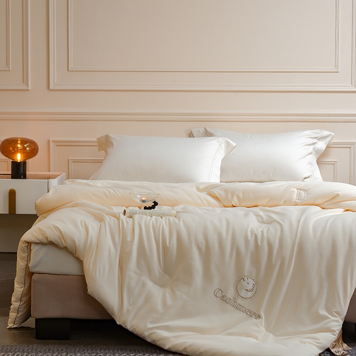 91家纺网 家纺一手货源 找家纺 丽卡家纺（原丽卡家纺） 2024新款7A抗菌艾阳棉提花知梦羊绒蛋白春秋被子被芯 象牙白