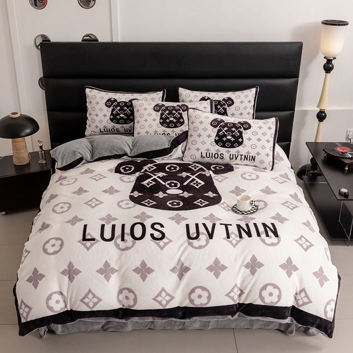 91家纺网 家纺一手货源 找家纺 摩卡（乐趣） 2024新款高克重牛奶绒大版印花四件套 熊头白