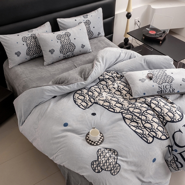 91家纺网 家纺一手货源 找家纺 摩卡（乐趣） 2024新款高克重牛奶绒大版印花四件套 萌迪