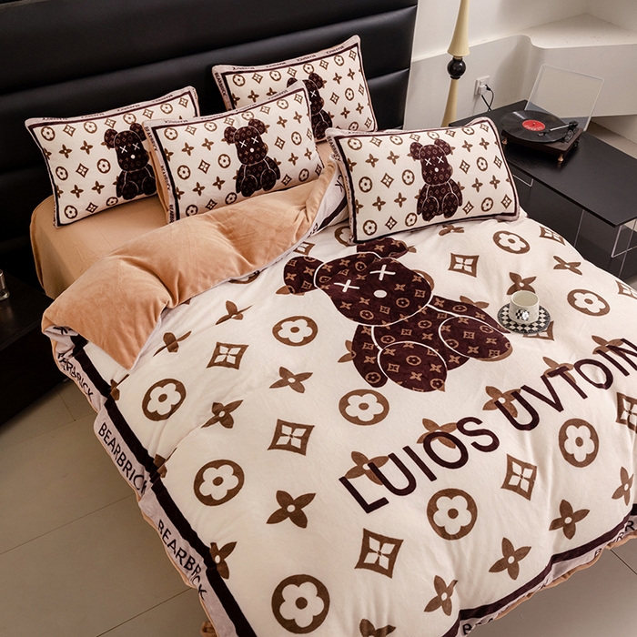 91家纺网 家纺一手货源 找家纺 摩卡（乐趣） 2024新款高克重牛奶绒大版印花四件套 熊仔咖