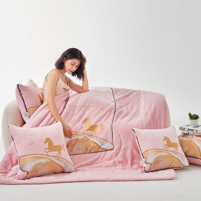 91家纺网 家纺一手货源 找家纺 照世家纺 2024新款牛奶绒策马奔腾抱枕被系列（控价72、92、139、169、219） 浅粉