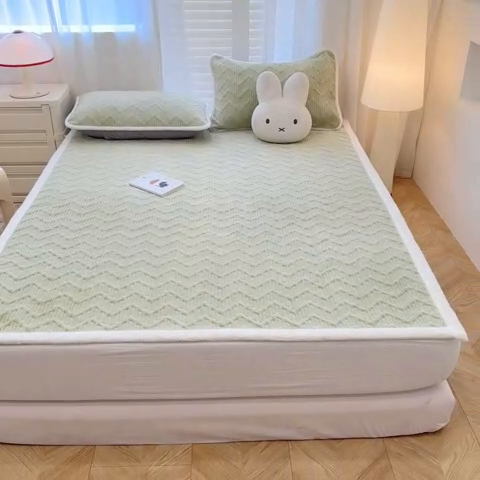 91家纺网 家纺一手货源 找家纺 子曰 2024新款牛奶绒夹棉床垫三件套 绿梵