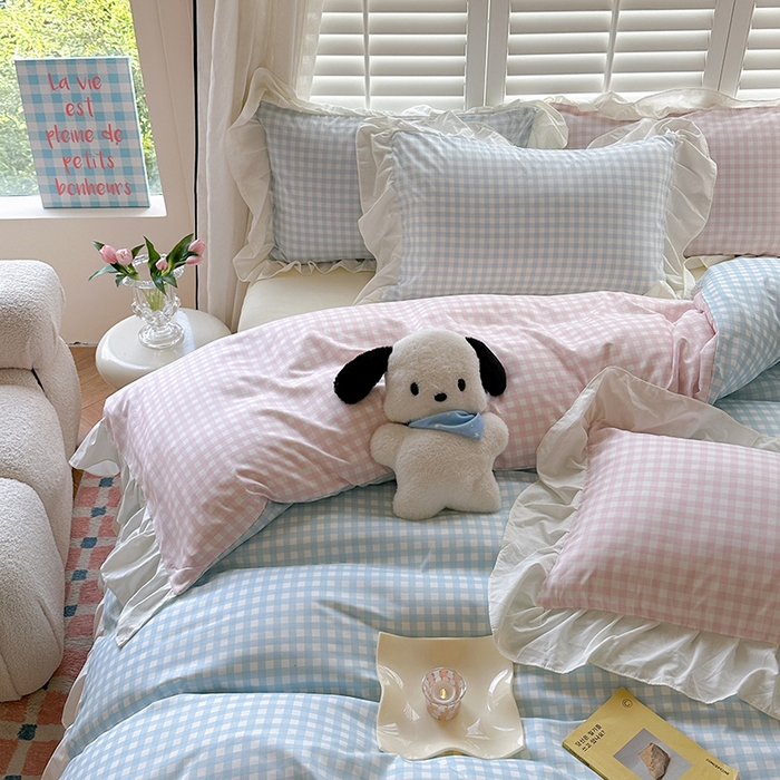 91家纺网 家纺一手货源 找家纺 桃心家居 2024新款A类亲肤舒适软糯云柔水洗棉化纤韩版奶油格子撞色水洗棉系列四件套 水洗棉花边-H蓝格粉格