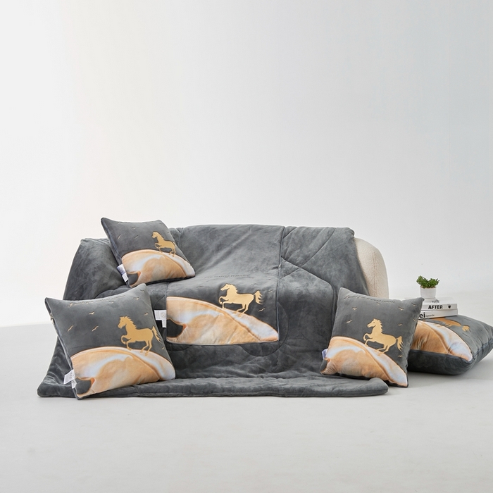 91家纺网 家纺一手货源 找家纺 照世家纺 2024新款牛奶绒策马奔腾抱枕被系列（控价72、92、139、169、219） 深灰