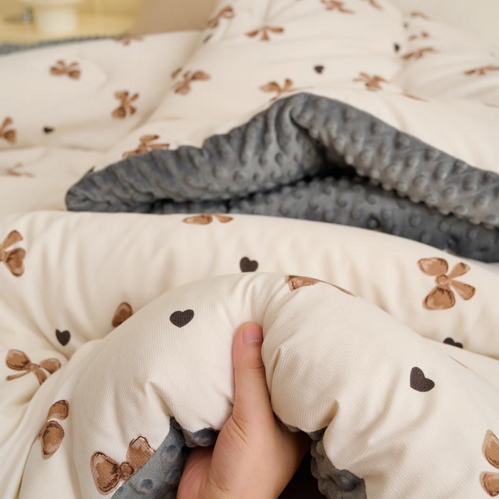 91家纺网 家纺一手货源 找家纺 鑫琪莱家纺  2024新款针织绒豆豆绒被芯 豆豆绒-蝴蝶结