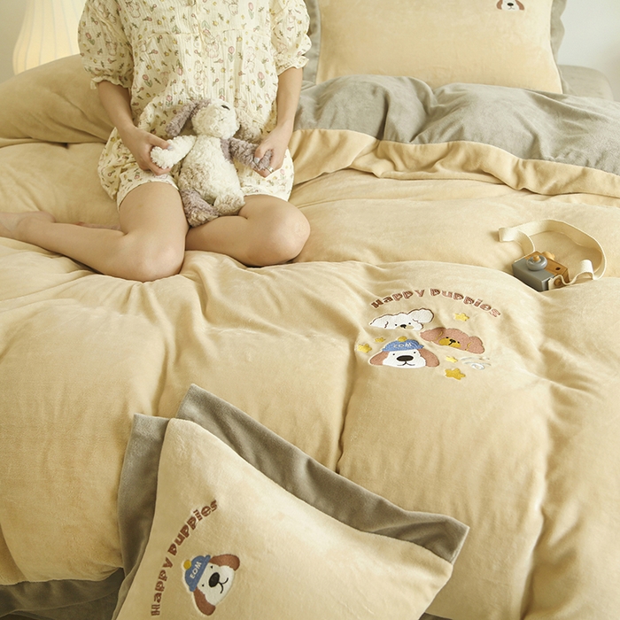 91家纺网 家纺一手货源 找家纺 大渔生活 2025新款高克重卡通牛奶绒刺绣四件套--耶耶狗 耶耶狗-黄