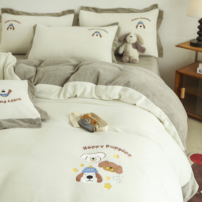 91家纺网 家纺一手货源 找家纺 大渔生活 2025新款高克重卡通牛奶绒刺绣四件套--耶耶狗 耶耶狗-白