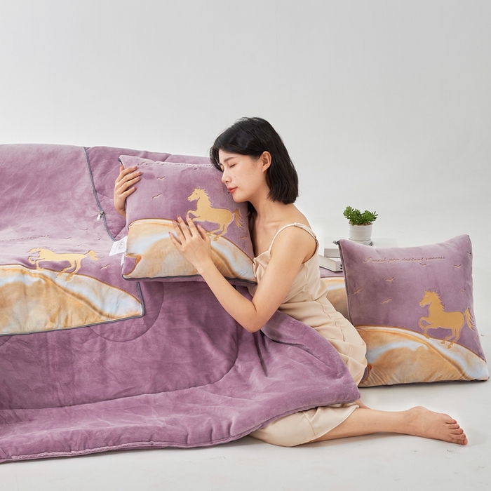 91家纺网 家纺一手货源 找家纺 照世家纺 2024新款牛奶绒策马奔腾抱枕被系列（控价72、92、139、169、219） 香芋紫