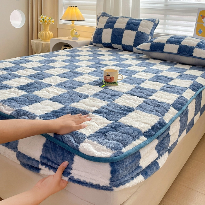 91家纺网 家纺一手货源 找家纺 叠派家纺 2024款秋冬北极绒加厚夹棉床笠三件套印花泰迪绒床垫保护罩-格子系列 蓝