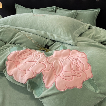 91家纺网 家纺一手货源 找家纺 你好美丽 2025新款200克A类牛奶绒贴布绣大阪四件套雅漾-芬芳 雅漾绿