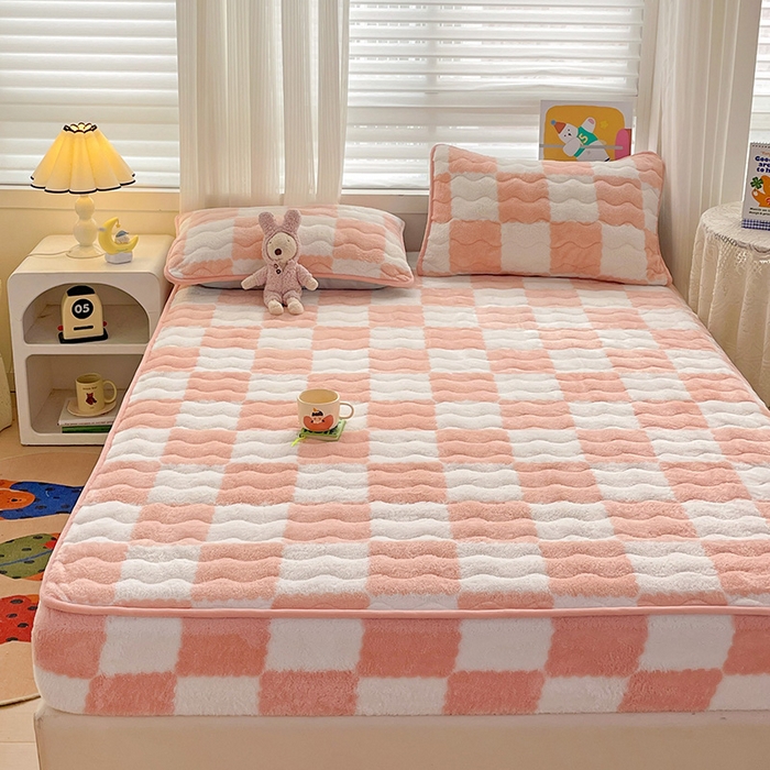 91家纺网 家纺一手货源 找家纺 叠派家纺 2024款秋冬北极绒加厚夹棉床笠三件套印花泰迪绒床垫保护罩-格子系列 粉