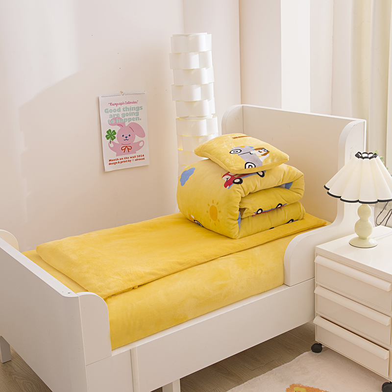 91家纺网 家纺一手货源 找家纺 萌宝 2024新款幼儿园牛奶绒三件套儿童珊瑚绒被套 汽车-黄