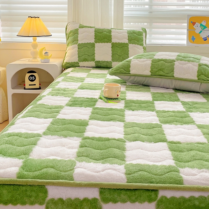 91家纺网 家纺一手货源 找家纺 叠派家纺 2024款秋冬北极绒加厚夹棉床笠三件套印花泰迪绒床垫保护罩-格子系列 绿