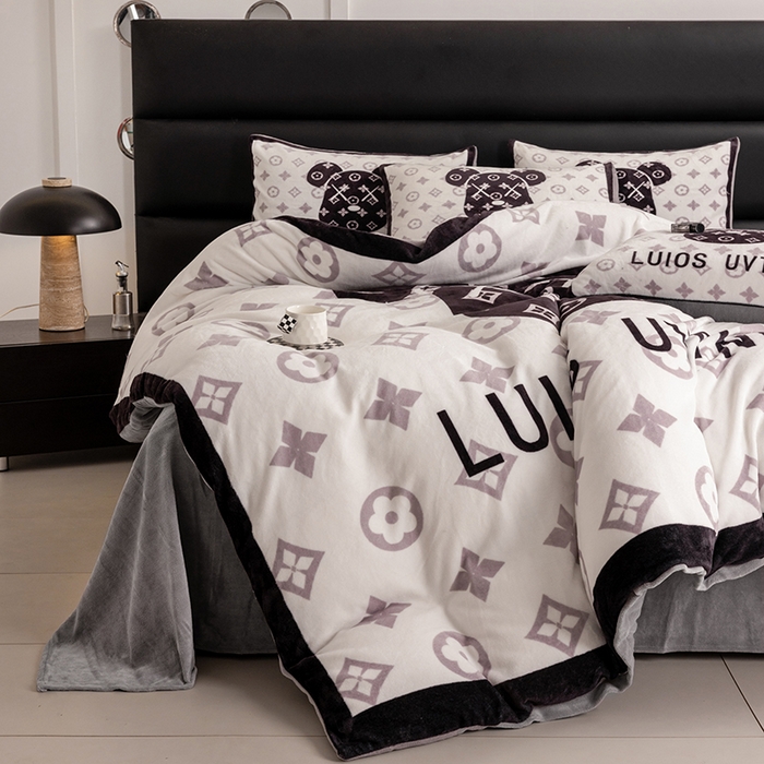 91家纺网 家纺一手货源 找家纺 摩卡（乐趣） 2024新款高克重牛奶绒大版印花四件套 熊头白