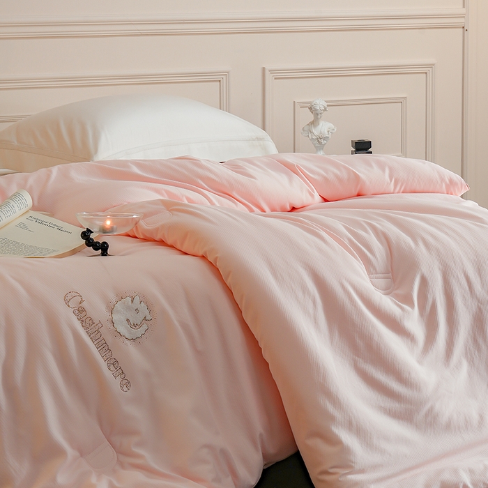 91家纺网 家纺一手货源 找家纺 丽卡家纺（原丽卡家纺） 2024新款7A抗菌艾阳棉提花知梦羊绒蛋白春秋被子被芯 奶油粉