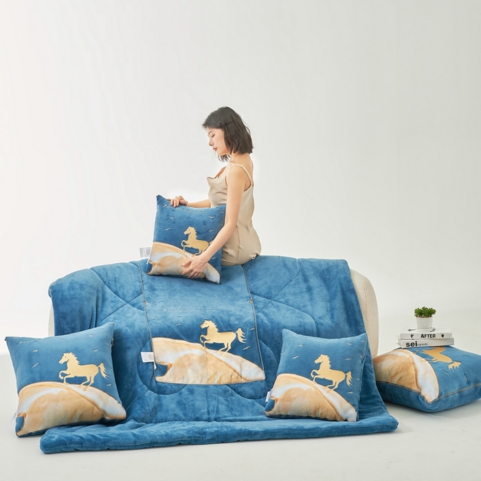 91家纺网 家纺一手货源 找家纺 （总）照世家纺 2024新款牛奶绒策马奔腾抱枕被系列（控价72、92、139、169、219）