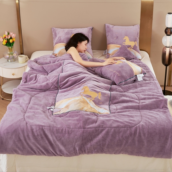 91家纺网 家纺一手货源 找家纺 照世家纺 2024新款牛奶绒策马奔腾抱枕被系列（控价72、92、139、169、219） 香芋紫