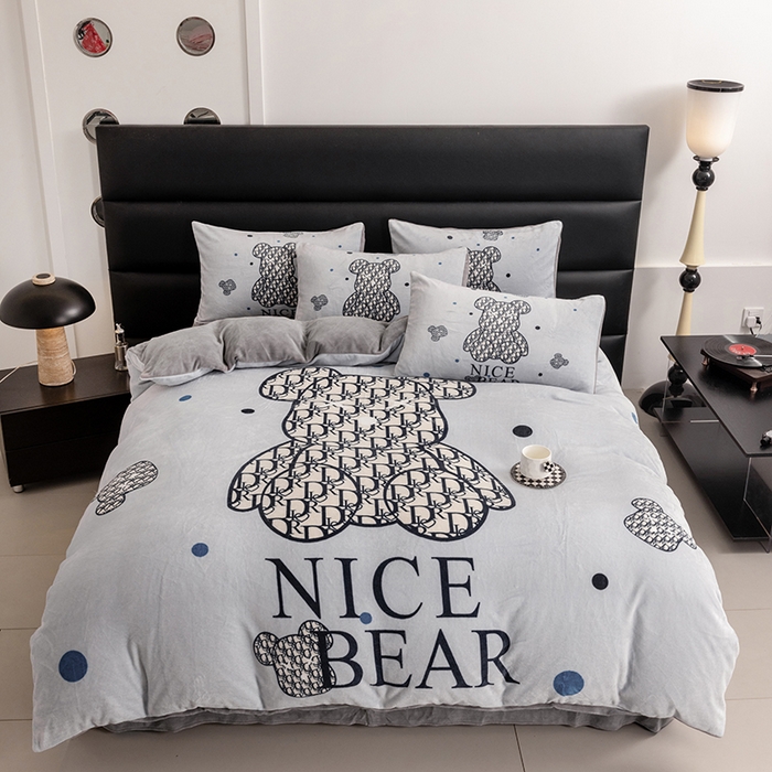 91家纺网 家纺一手货源 找家纺 摩卡（乐趣） 2024新款高克重牛奶绒大版印花四件套 萌迪