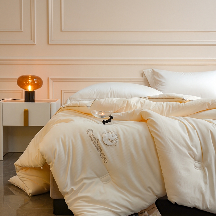 91家纺网 家纺一手货源 找家纺 丽卡家纺（原丽卡家纺） 2024新款7A抗菌艾阳棉提花知梦羊绒蛋白春秋被子被芯 象牙白