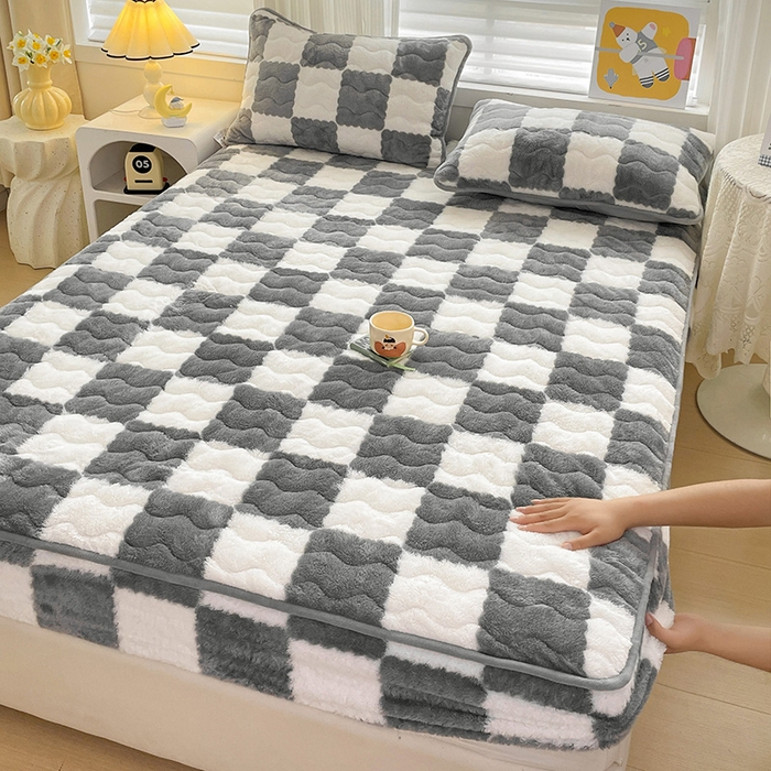 91家纺网 家纺一手货源 找家纺 叠派家纺 2024款秋冬北极绒加厚夹棉床笠三件套印花泰迪绒床垫保护罩-格子系列 灰