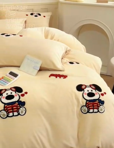 91家纺网 家纺一手货源 找家纺 鑫琪莱家纺 2024新款卡通毛巾绣牛奶绒四件套 幸福狗-米黄香槟