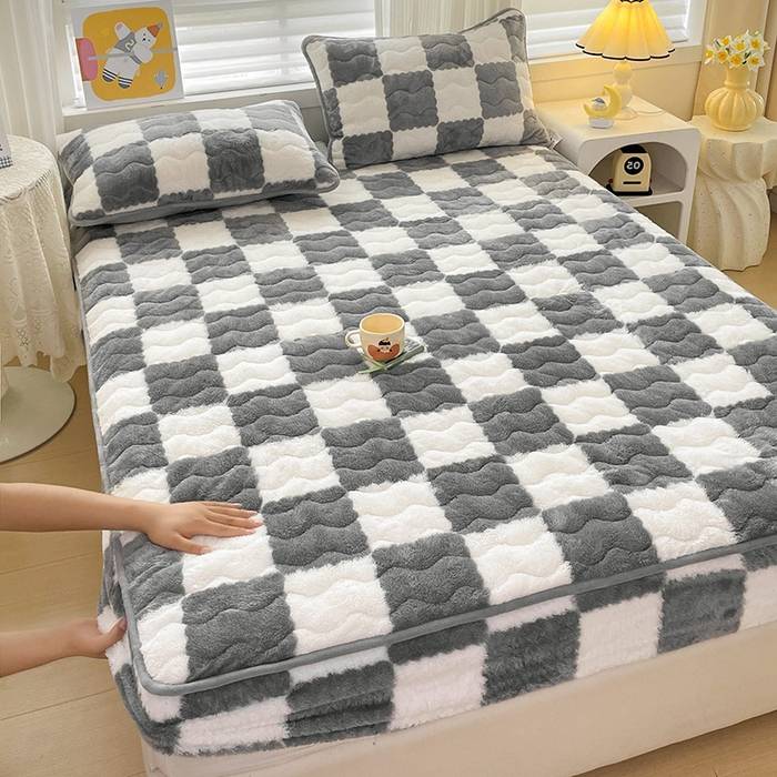 91家纺网 家纺一手货源 找家纺 叠派家纺 2024款秋冬北极绒加厚夹棉床笠三件套印花泰迪绒床垫保护罩-格子系列 灰