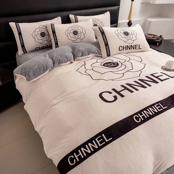 91家纺网 家纺一手货源 找家纺 摩卡（乐趣） 2024新款高克重牛奶绒大版印花四件套 山茶花