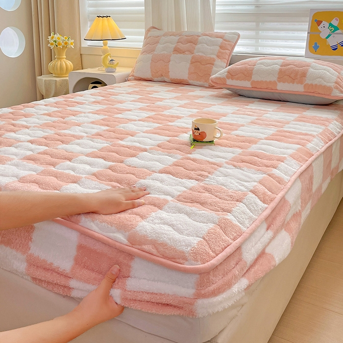 91家纺网 家纺一手货源 找家纺 叠派家纺 2024款秋冬北极绒加厚夹棉床笠三件套印花泰迪绒床垫保护罩-格子系列 粉