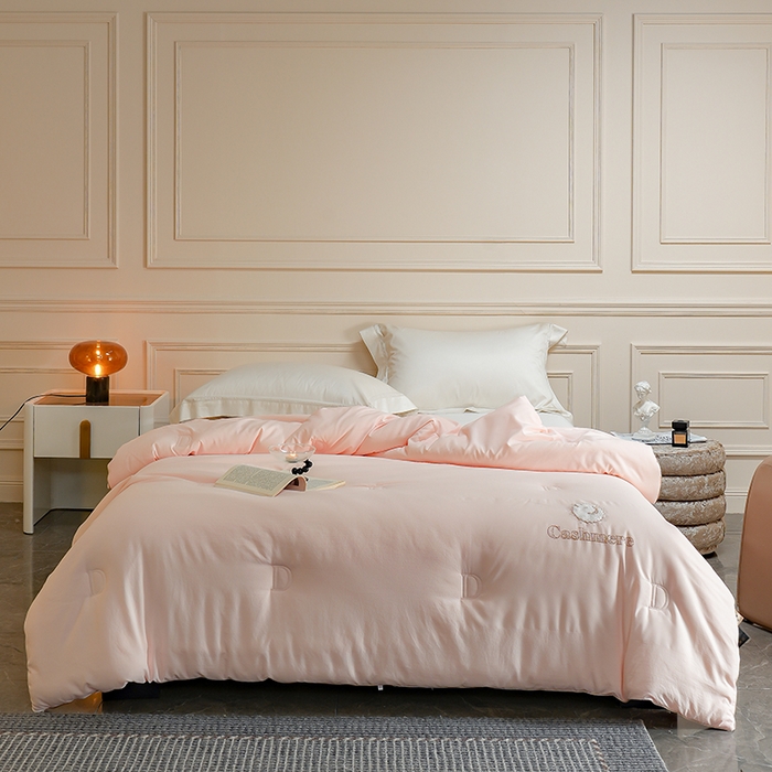 91家纺网 家纺一手货源 找家纺 丽卡家纺（原丽卡家纺） 2024新款7A抗菌艾阳棉提花知梦羊绒蛋白春秋被子被芯 奶油粉