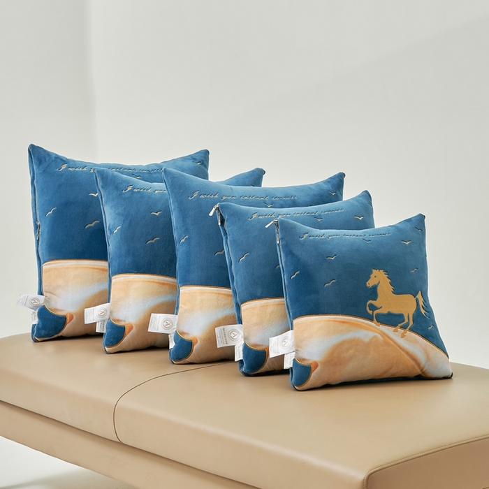 91家纺网 家纺一手货源 找家纺 照世家纺 2024新款牛奶绒策马奔腾抱枕被系列（控价72、92、139、169、219） 宝石蓝