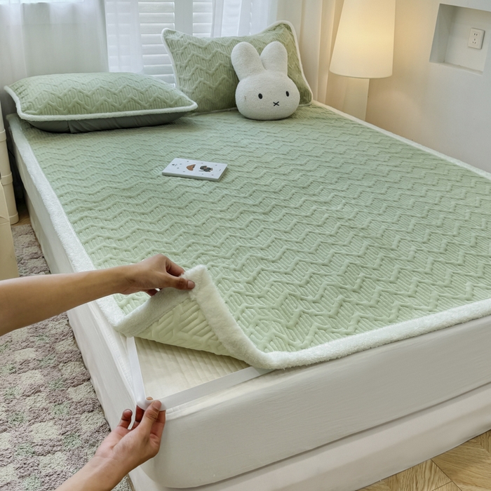 91家纺网 家纺一手货源 找家纺 子曰 2024新款牛奶绒夹棉床垫三件套 绿梵