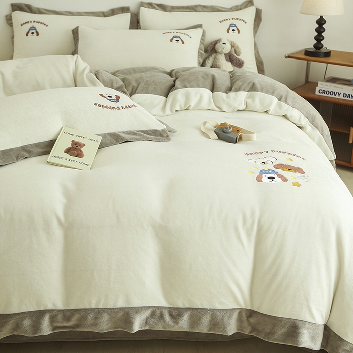 91家纺网 家纺一手货源 找家纺 大渔生活 2025新款高克重卡通牛奶绒刺绣四件套--耶耶狗 耶耶狗-白