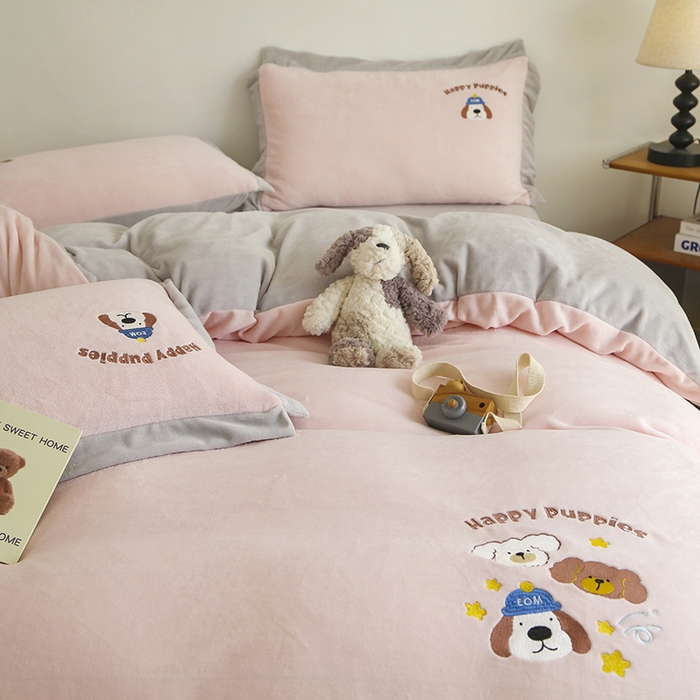 91家纺网 家纺一手货源 找家纺 大渔生活 2025新款高克重卡通牛奶绒刺绣四件套--耶耶狗 耶耶狗-粉