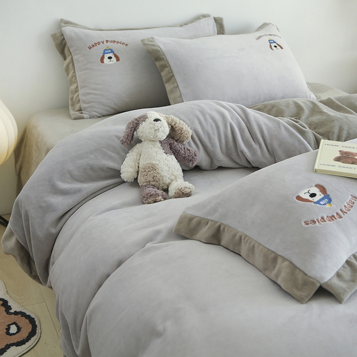 91家纺网 家纺一手货源 找家纺 大渔生活 2025新款高克重卡通牛奶绒刺绣四件套--耶耶狗 耶耶狗-灰