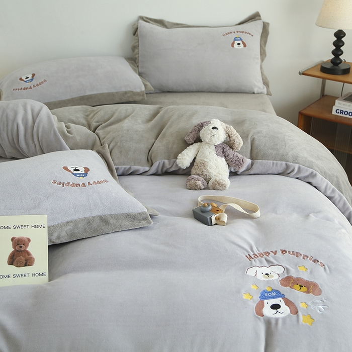 91家纺网 家纺一手货源 找家纺 大渔生活 2025新款高克重卡通牛奶绒刺绣四件套--耶耶狗 耶耶狗-灰