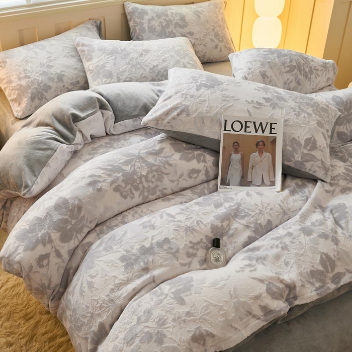 91家纺网 家纺一手货源 找家纺 鑫琪莱家纺 2024新款着色烂花牛奶绒四件套 花涧-水墨