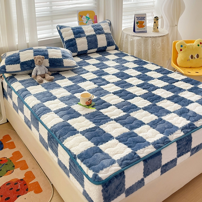 91家纺网 家纺一手货源 找家纺 叠派家纺 2024款秋冬北极绒加厚夹棉床笠三件套印花泰迪绒床垫保护罩-格子系列 蓝