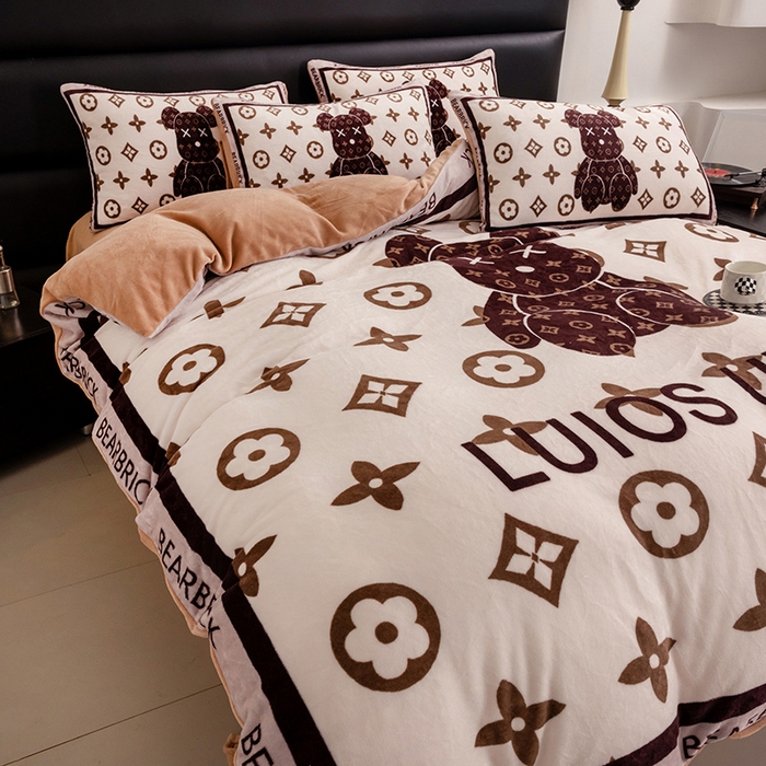 91家纺网 家纺一手货源 找家纺 摩卡（乐趣） 2024新款高克重牛奶绒大版印花四件套 熊仔咖