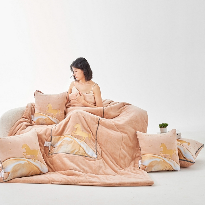 91家纺网 家纺一手货源 找家纺 照世家纺 2024新款牛奶绒策马奔腾抱枕被系列（控价72、92、139、169、219） 驼色